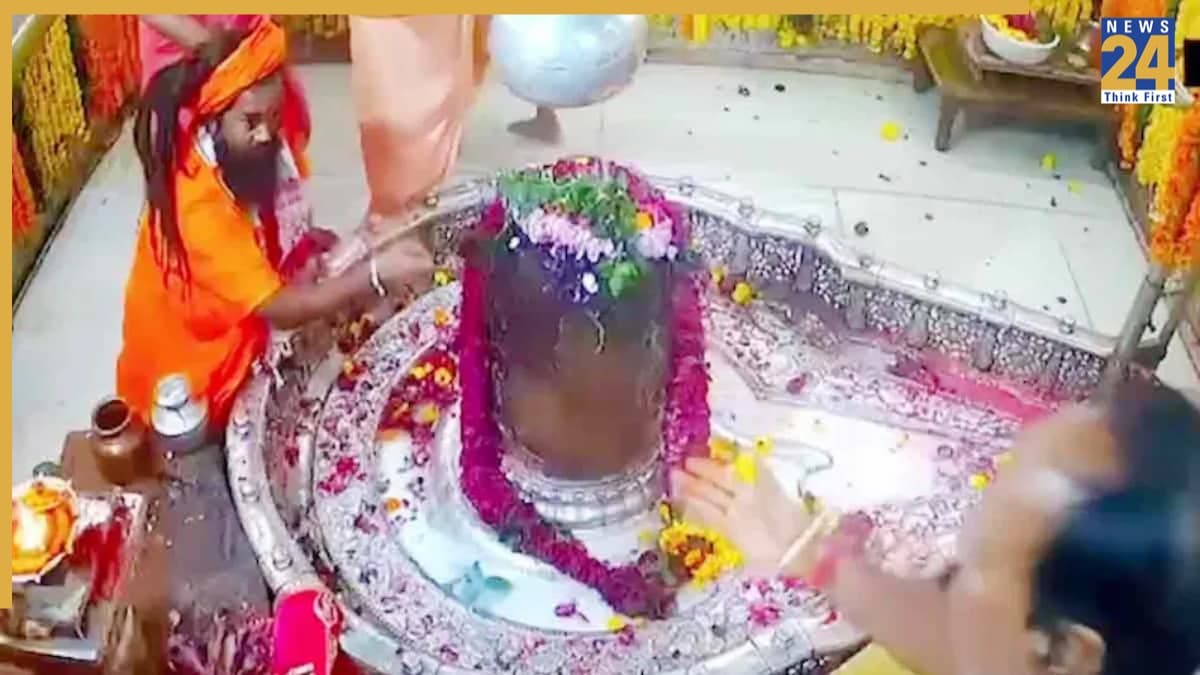 उज्जैन: महाकाल मंदिर के गर्भगृह में भिड़े पुजारी और महंत, गाली गलौज और हाथापाई का वीडियो वायरल