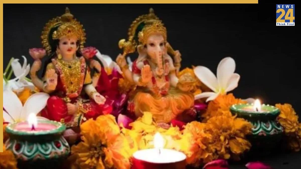 Diwali 2025: दिवाली की पूजा के दौरान करें मां लक्ष्मी और भगवान गणेश जी के इन मंत्रों का जाप, सुख-सौभाग्य में होगी वृद्धि