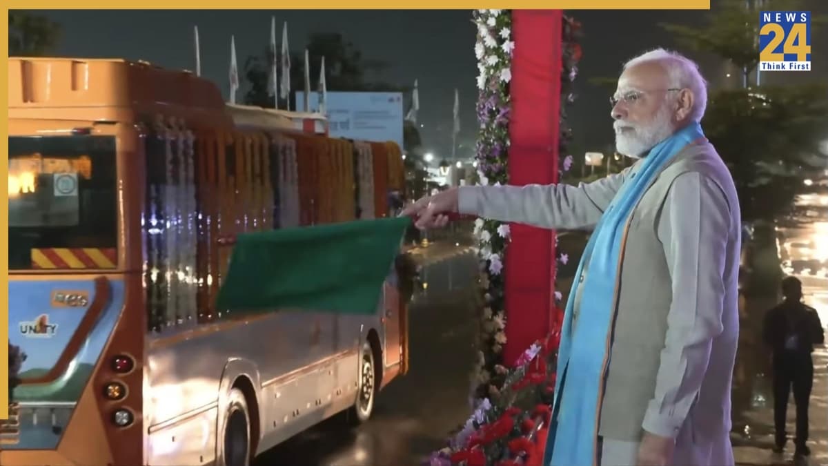 प्रधानमंत्री नरेन्द्र मोदी ने स्टैच्यू ऑफ यूनिटी में 25 नई ई-बसों को दिखाई हरी झंडी, पर्यटकों के लिए सुविधा युक्त एवं हरित परिवहन सेवा शुरू