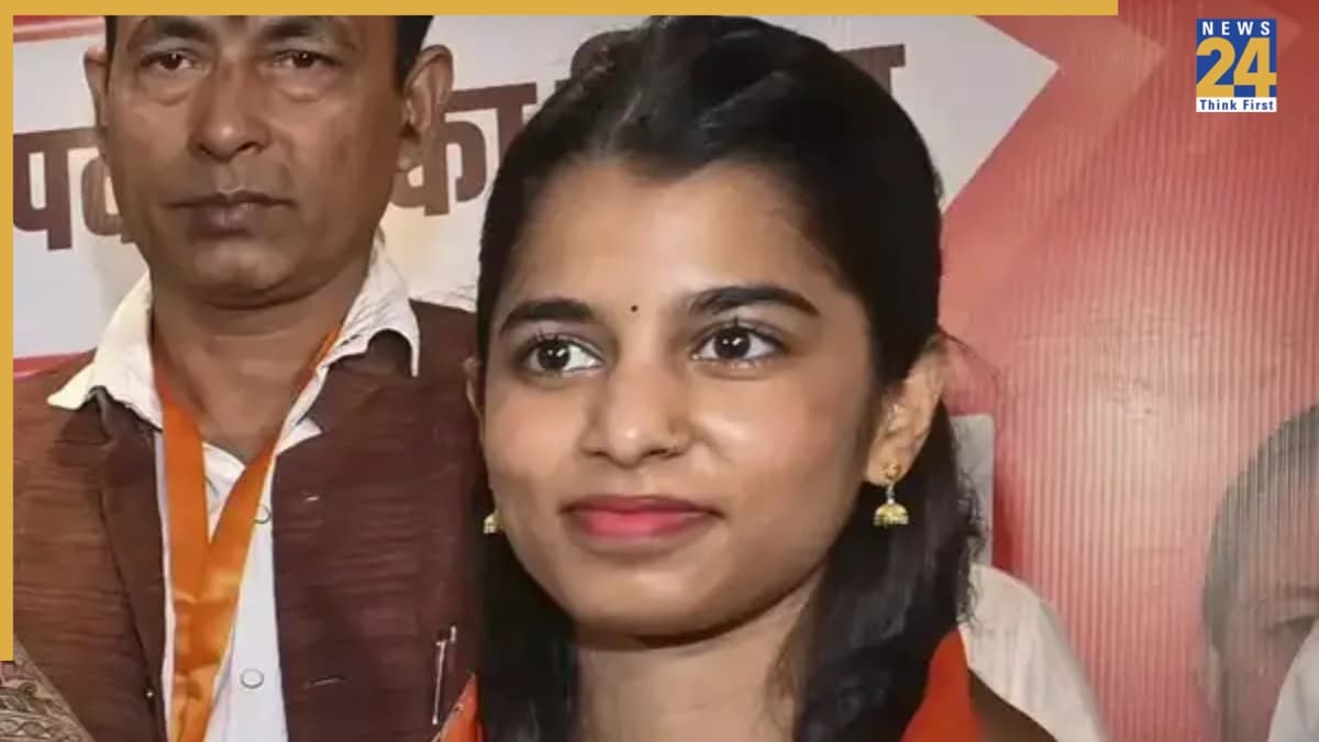 बीजेपी ने मैथिली ठाकुर को मैदान में क्यों उतारा, जानिए पार्टी की इस रणनीती के पीछे की इनसाइड स्टोरी