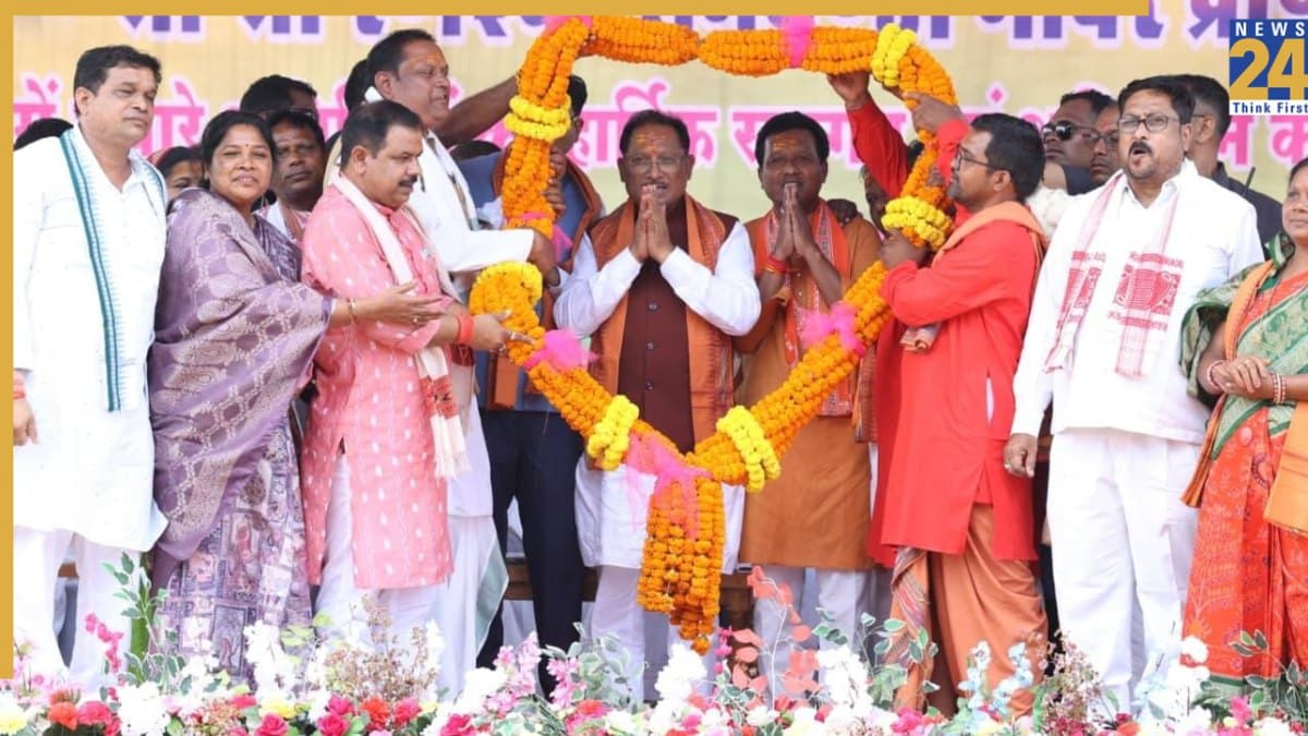 CM साय ने झगरपुर में श्री श्री रणेश्वर रामचंडी मंदिर प्राण प्रतिष्ठा महोत्सव में की शिरकत, दी करोड़ों की सौगात