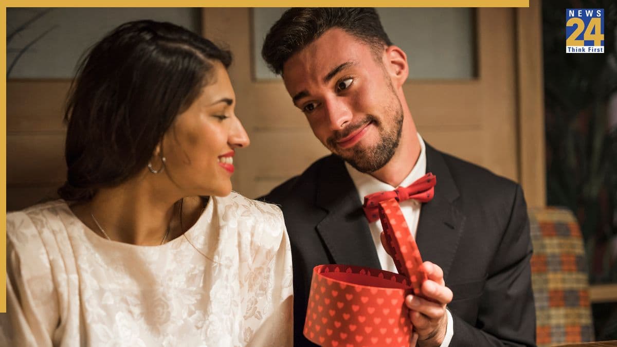 Karwa Chauth 2025 Gifts: सिर्फ गहने या साड़ी ही नहीं बल्कि करवा चौथ पर पत्नी को दें ये स्पेशल गिफ्ट्स, खुशी से फूली नहीं समाएंगी वाइफ