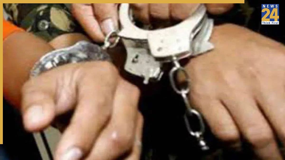 महाराष्ट्र में खुद को IAS अधिकारी बताने वाली संदिग्ध महिला गिरफ्तार, पाकिस्तान से फंडिंग कनेक्शन भी आया सामने