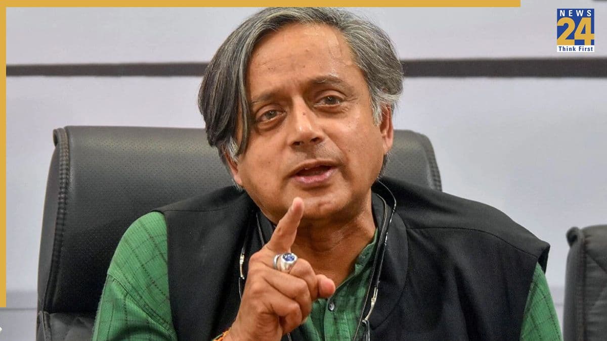 शशि थरूर की टिप्पणी से कांग्रेस ने खुद को किया अलग, आडवाणी को दी थी जन्मदिन की शुभकामनाएं
