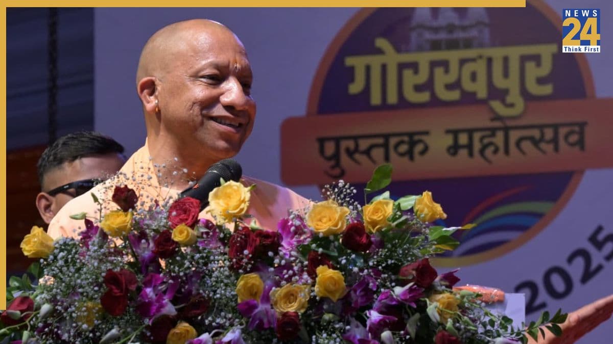 गोरखपुर पुस्तक महोत्सव का शुभारंभ, बोले CM योगी- स्मार्टफोन पर निर्भरता बढ़ा रही युवाओं में अवसाद