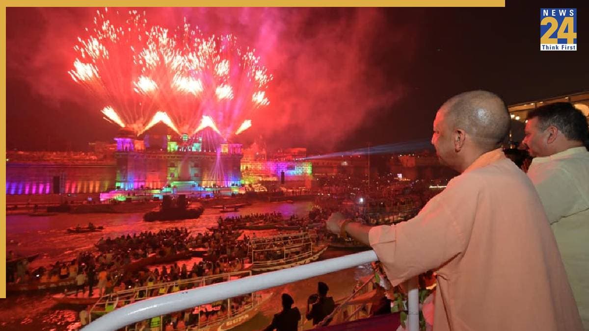 देव दीपावली पर CM योगी आदित्यनाथ ने जलाया दीपक, देखी मां गंगा की आरती, ‘काशी-कथा’ में 3डी शो ने बांधा समां