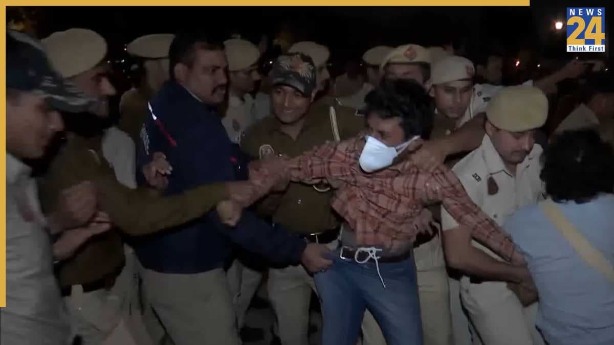 दिल्ली में प्रदूषण पर प्रदर्शन, इंडिया गेट पर प्रदर्शनकारियों को पुलिस का एक्शन
