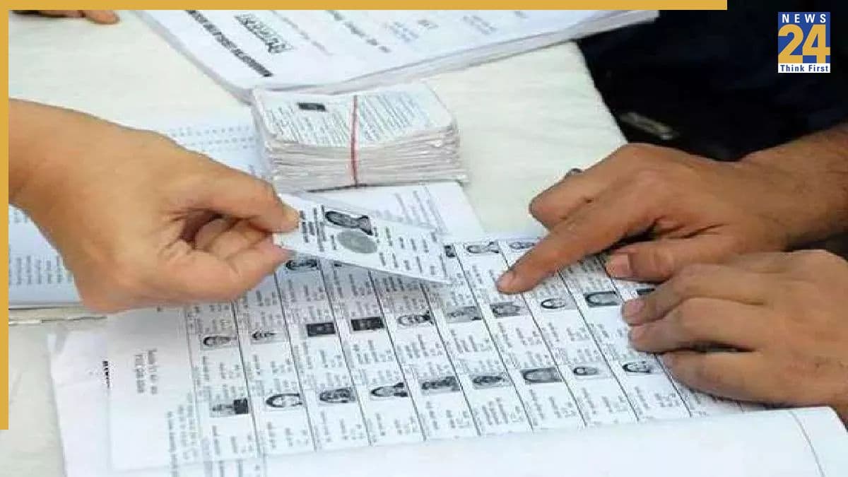 BLO Negligence, Voter List Revision, Ghaziabad Case, Election Forms, Administrative Action, बीएलओ कार्रवाई, विशेष पुनरीक्षण, मतदाता सूची, गाजियाबाद प्रशासन, निर्वाचन प्रपत्र