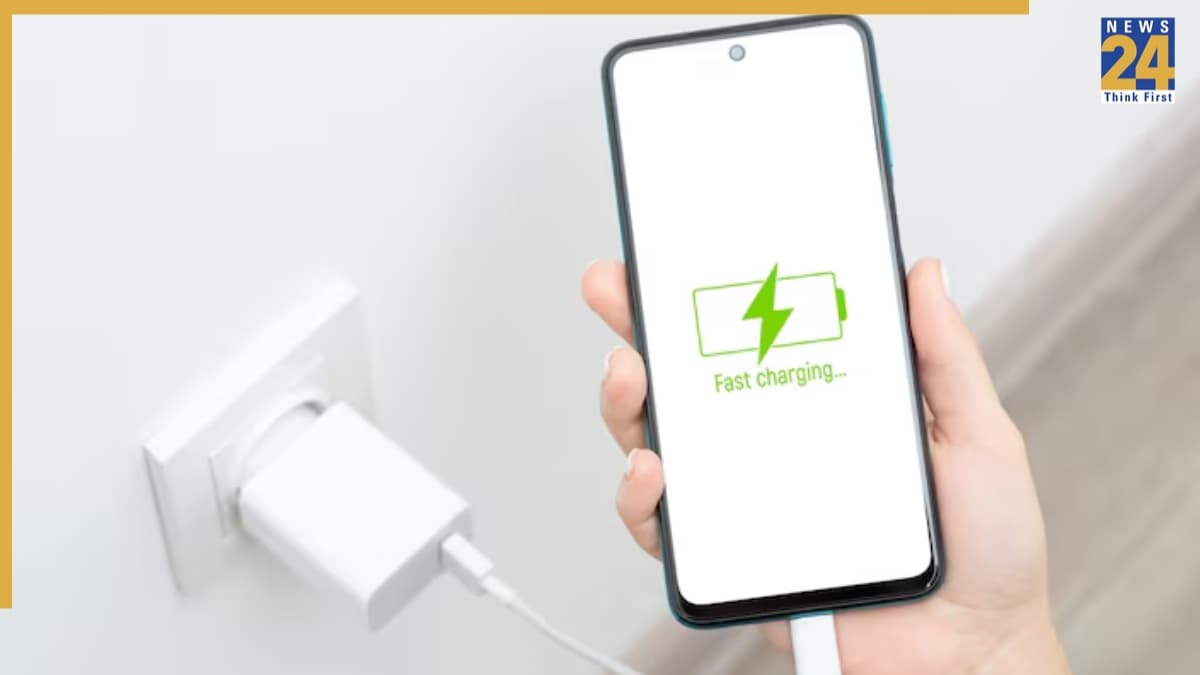Battery Life Tips: फोन को 100% चार्ज करने से खराब हो सकती है बैटरी, ये 5 टिप्स बढ़ाएंगे इसकी उम्र