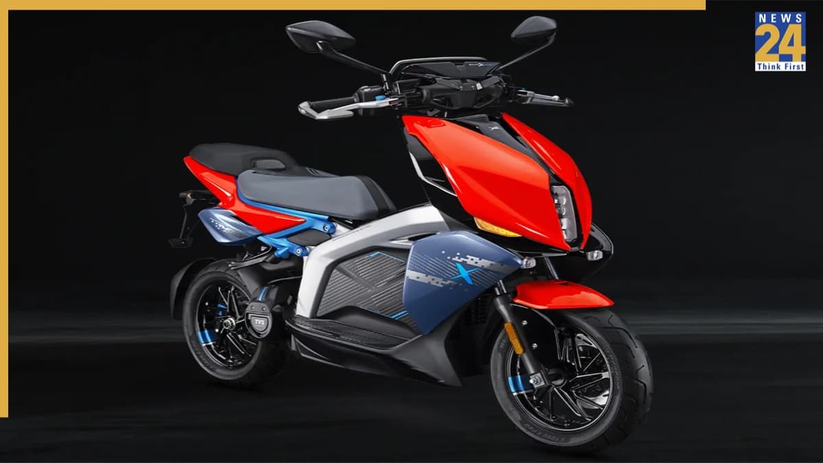 अक्टूबर 2025 में Bajaj ने मारी बाजी, फिर भी इलेक्ट्रिक स्कूटर्स के मामले में TVS नंबर वन