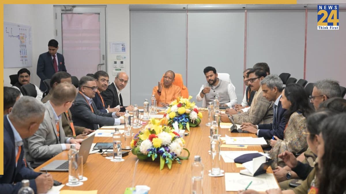 नोएडा इंटरनेशनल एयरपोर्ट परियोजना की प्रगति के सम्बंध में योगी आदित्यनाथ ने अधिकारियों के साथ की उच्चस्तरीय बैठक, दिये आवश्यक दिशा निर्देश