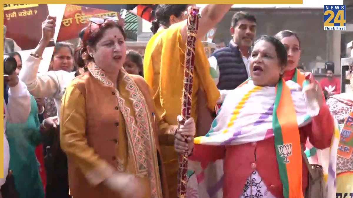 BJP के खिलाफ चंडीगढ़ में बड़ा एक्शन, हिरासत में ली गईं महिला मोर्चा की अध्यक्ष समेत कई महिलाएं