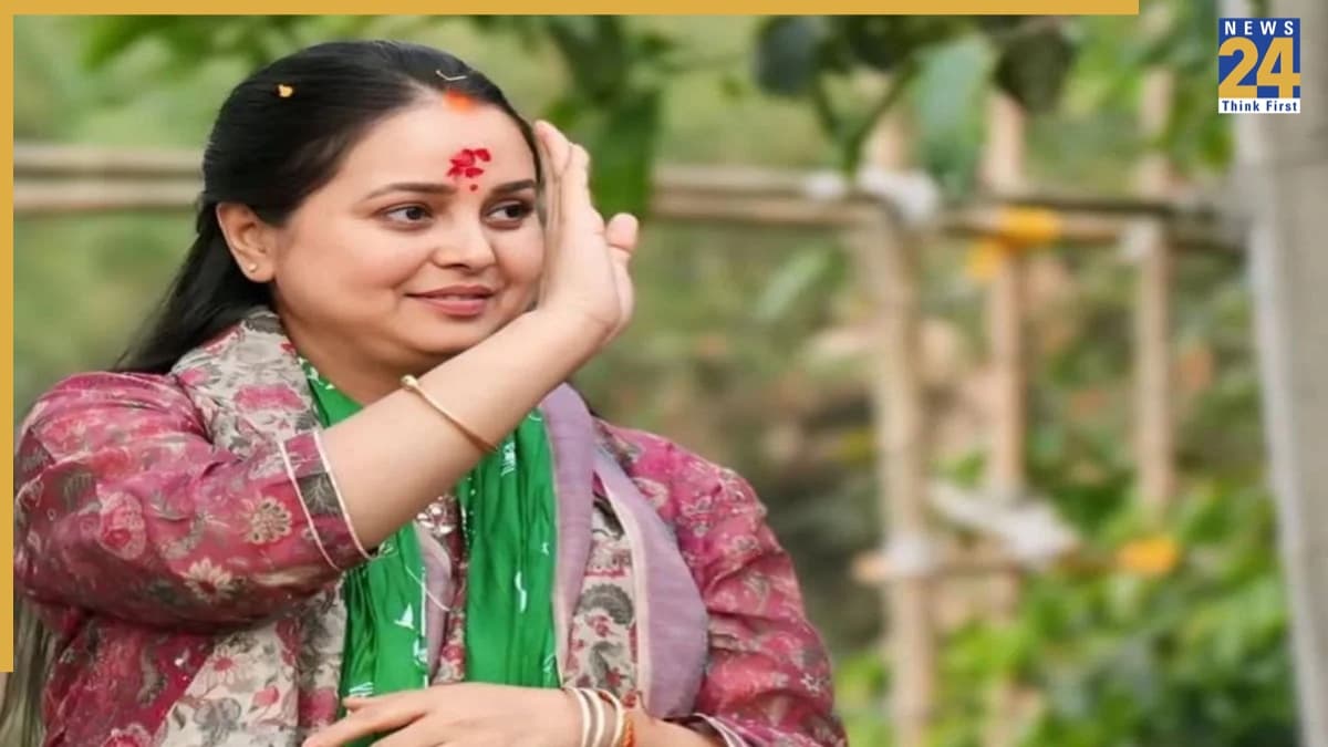 रोहिणी आचार्य के पास है कितनी संपत्ति? परिवार-पार्टी से हुआ मोहभंग, कभी किडनी देकर बचाई थी पिता लालू की जान