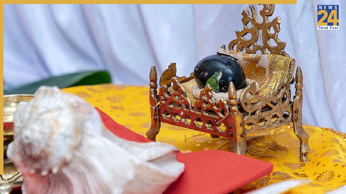 Shaligram Puja Tips: घर में शालिग्राम रखने के हैं अद्भुत लाभ, लेकिन न करें ये भूल वरना होगा नुकसान