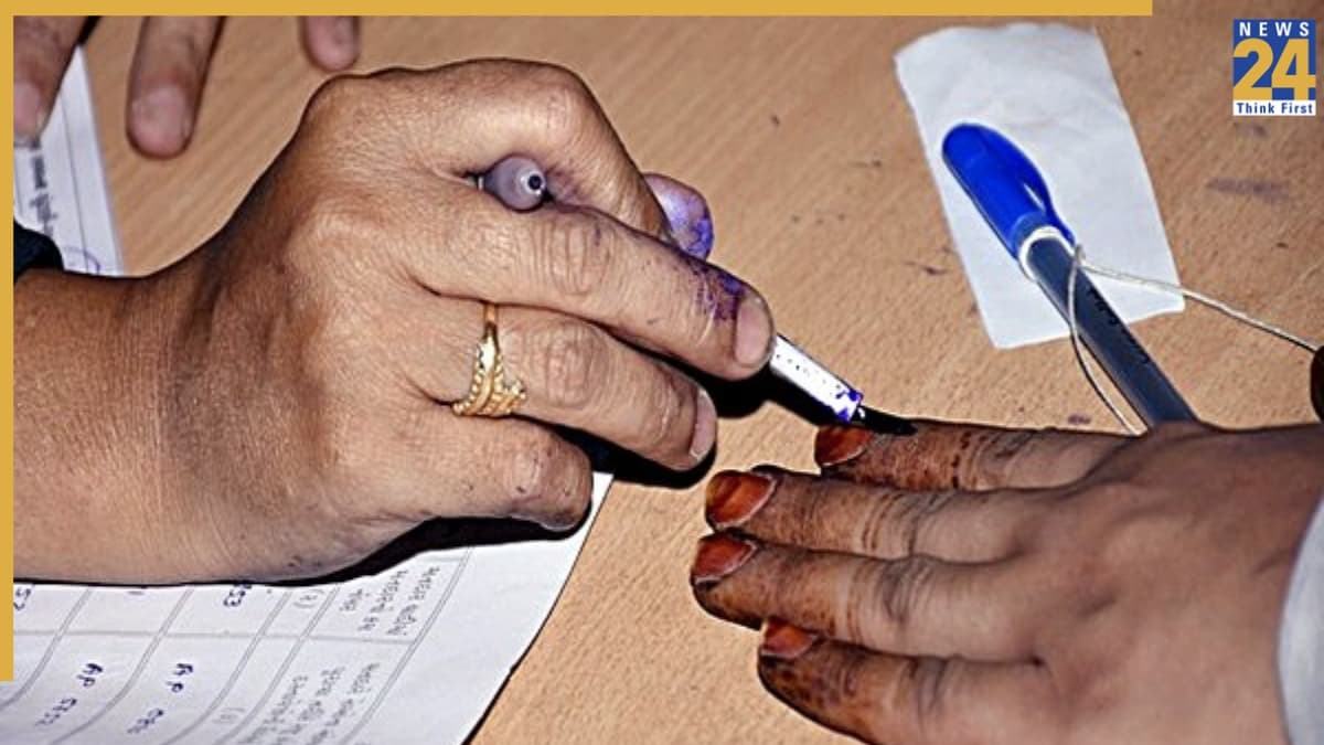मुंबई में चुनाव आयोग के खिलाफ विपक्ष का हल्ला बोल: वोट चोरी और गड़बड़ी के खिलाफ 'सत्या चा मोर्चा'