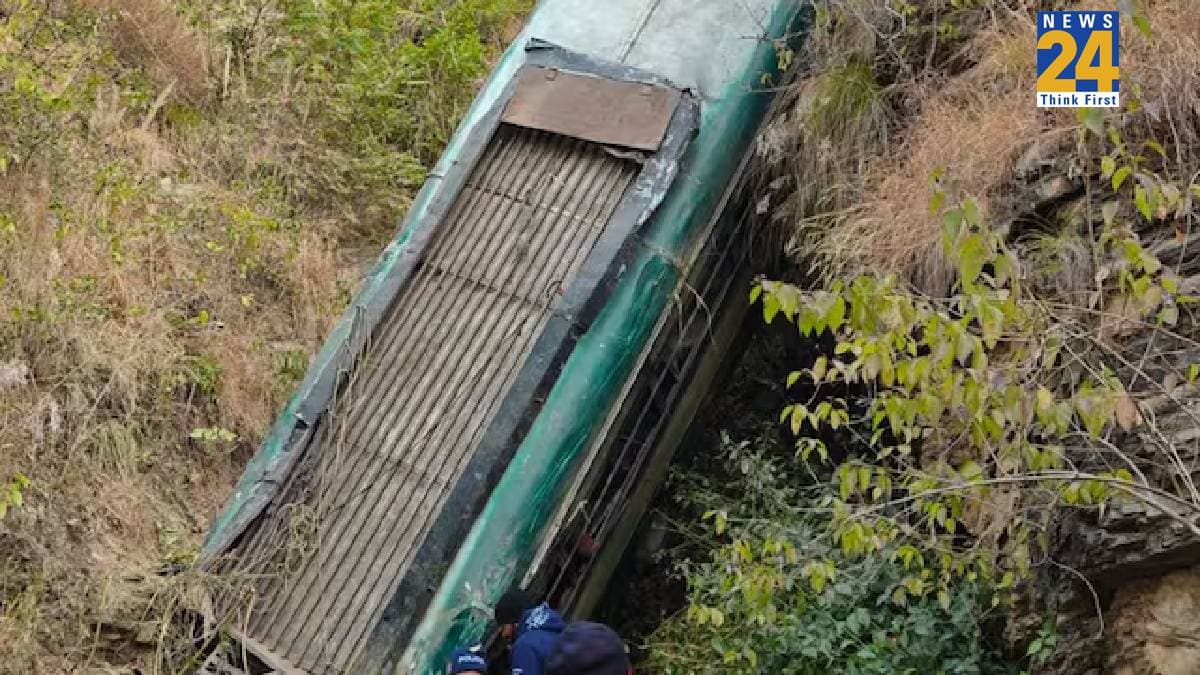 उत्तराखंड के अल्मोड़ा में बड़ा हादसा, खाई में गिरी यात्रियों से भरी बस, 7 की मौत और कई गंभीर घायल
