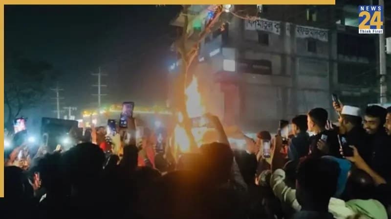बांग्लादेश में भीड़ ने क्यों फूंके मीडिया हाउस, आखिर 33 साल में पहली बार 'द डेली स्टार' और 27 साल में 'प्रथम आलो' क्यों नहीं छपे?
