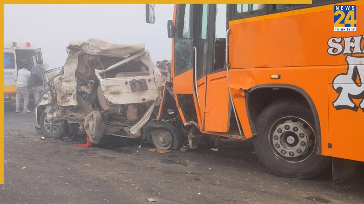 यूपी के बुंदेलखंड एक्सप्रेस वे पर भीषण हादसा, बस की टक्कर से बोलेरो के परखच्चे उड़े, चार की मौत
