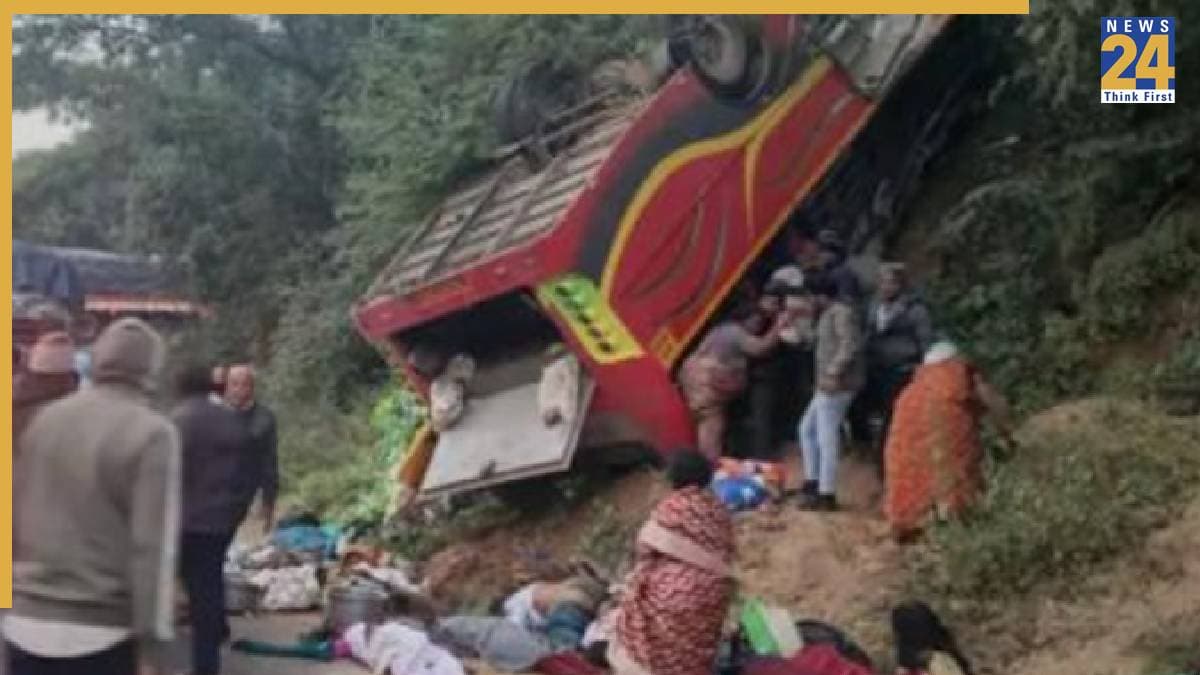 आंध्र प्रदेश में बड़ा सड़क हादसा, चित्तूर में खाई में बस गिरने से अब तक 9 की मौत