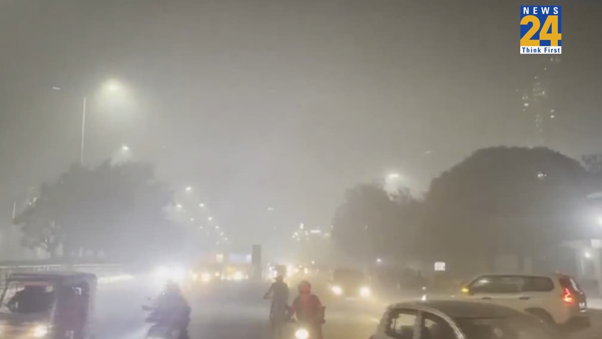 दिल्ली-NCR पर छाई घनी धुंध की चादर, सड़क पर रेंगते नजर आए वाहन, कड़ाके की ठंड ने बढ़ाई मुश्किल