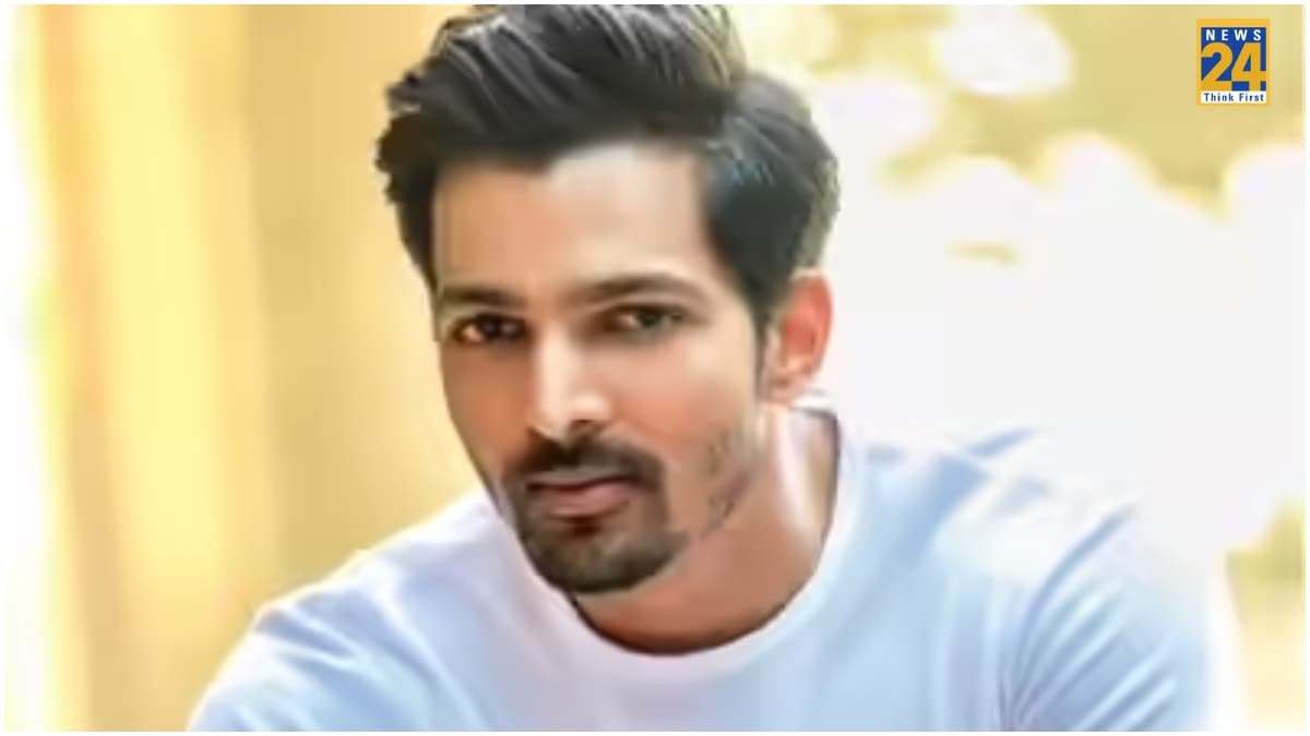Harshvardhan Rane को देख बेकाबू हुए फैंस, एक्टर की शर्ट तक खींचीं, देखें वीडियो