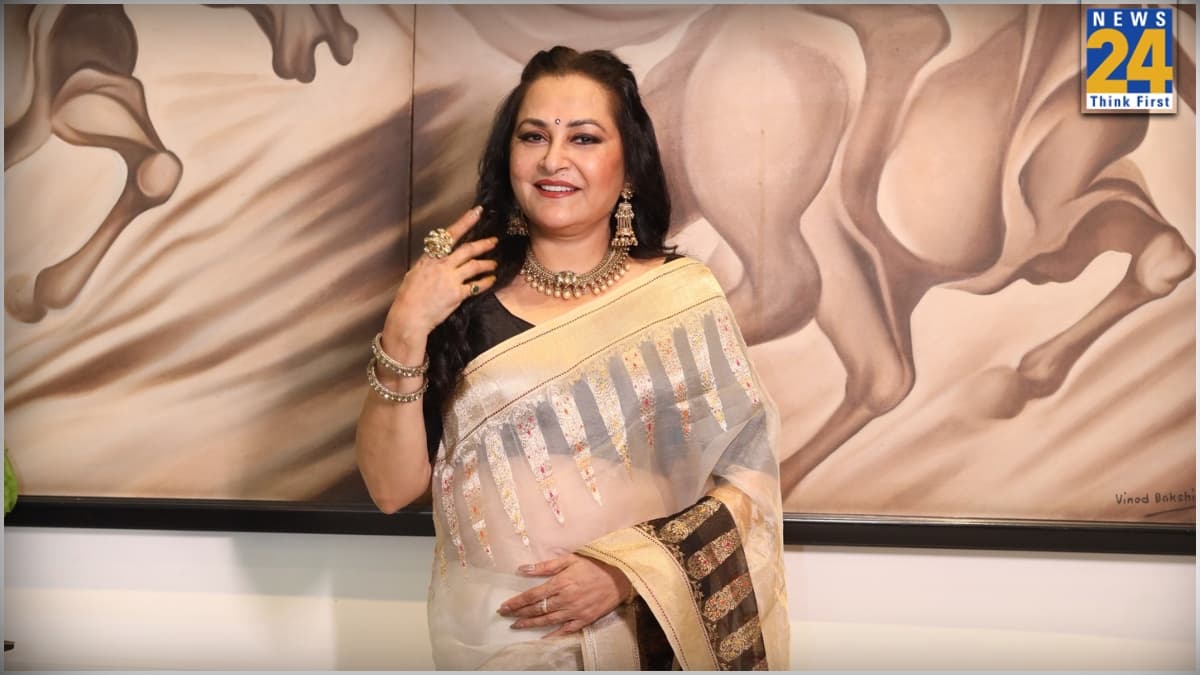 बेटे के साथ वायरल हुईं Jaya Prada की फोटोज, एक्ट्रेस बोलीं- अपने बेटे के साथ…