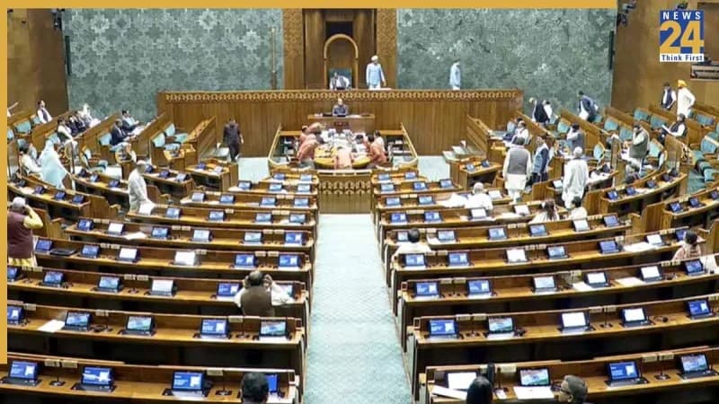 'जी राम जी' बिल पर लोकसभा में भारी हंगामा, प्रियंका गांधी बोलीं - नाम बदलने की सनक समझ नहीं आती