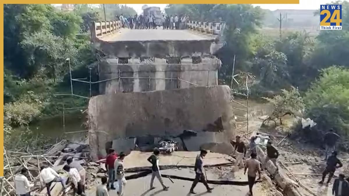 MP में टूटा ब्रिज, पुल से बाइक सहित नीचे गिरे CRPF जवान ने इलाज के दौरान तोड़ा दम; PWD ऑफिसर सस्पेंड