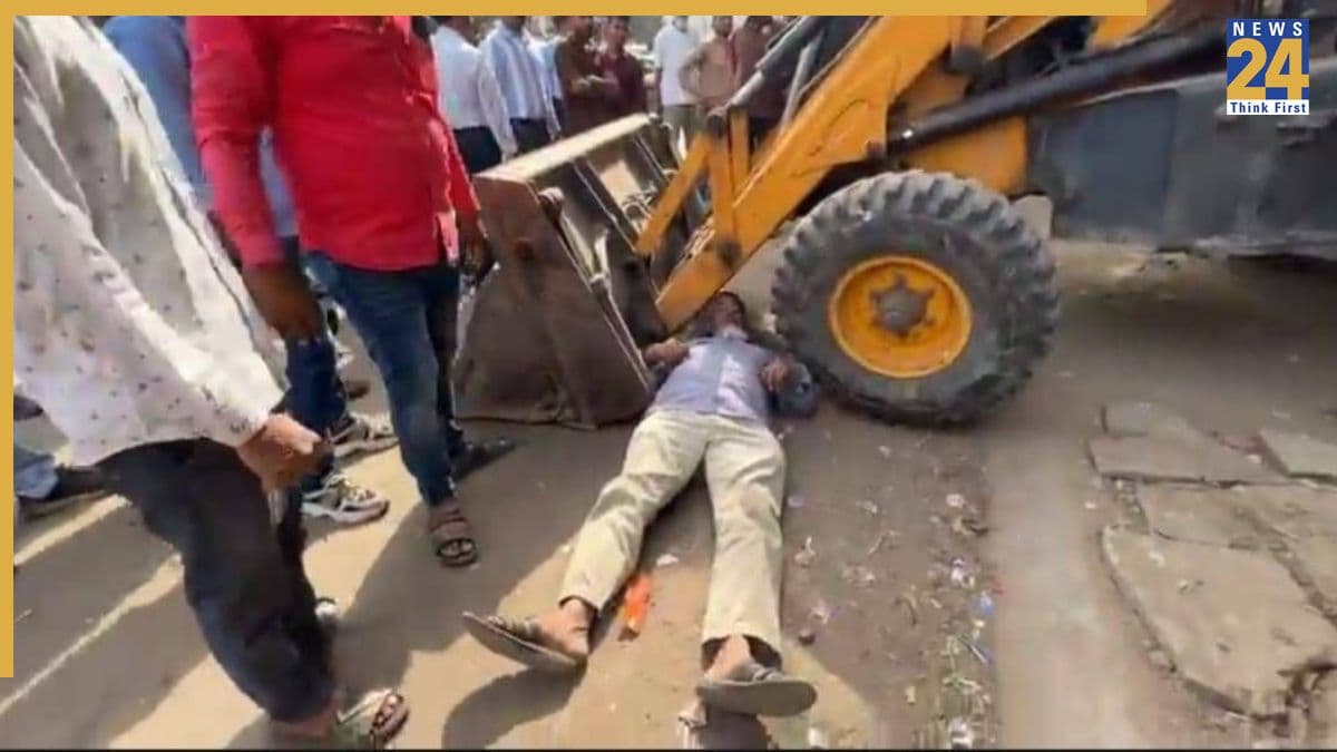 पहले हमें मारो फिर घर तोड़ो…कह बुल्डोजर के आगे लेटा युवक, निगम एक्शन पर वडोदरा में बवाल