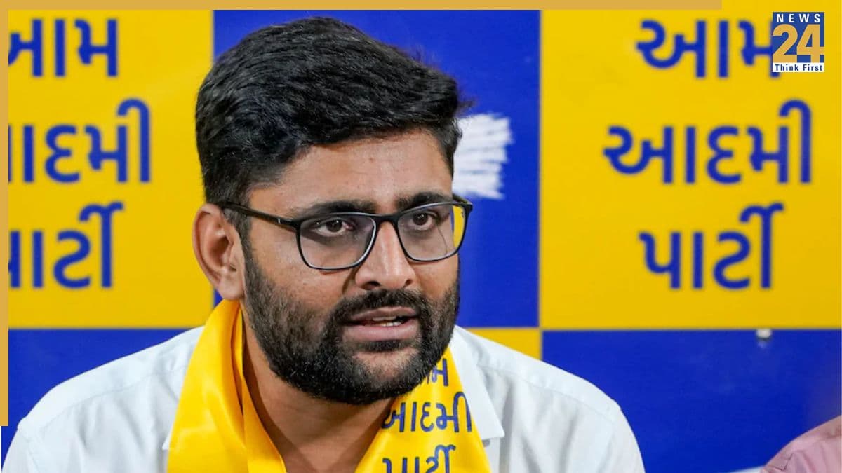 गुजरात में AAP की बढ़ती ताकत से घबराई बीजेपी-कांग्रेस, गोपाल इटालिया के सवाल पूछते ही कांग्रेसी ने फेंका जूता