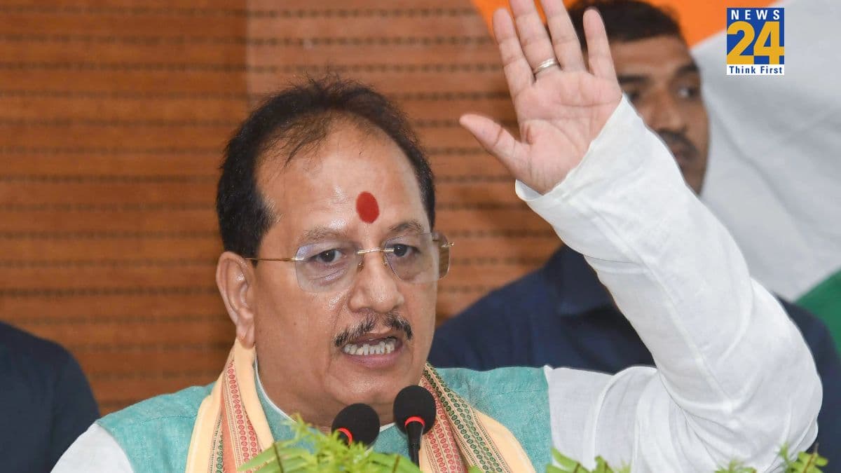 'खड़े-खड़े सस्पेंड कर दूंगा…' विजय सिन्हा के खिलाफ राजस्व विभाग ने खोला मोर्चा, CM नीतीश को लिखा लेटर