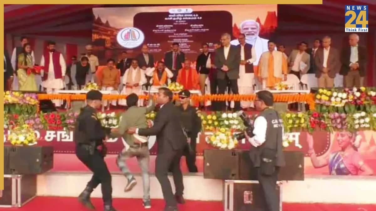सीएम योगी की सुरक्षा में बड़ी चूक, वाराणसी में कार्यक्रम के दौरान मंच तक पहुंचा युवक