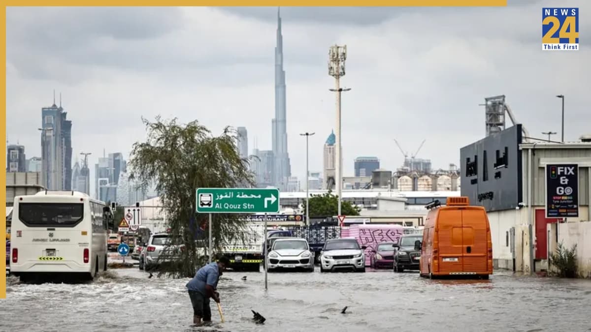 UAE में भारी बारिश के चलते कई फ्लाइट कैंसिल, सड़कें बनीं नदी; जानें रेगिस्तान में क्यों आई बाढ़?
