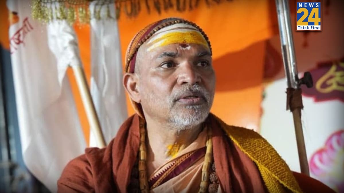 माघ मेले में हंगामा! लाठी-डंडों से लैस युवकों ने किया अविमुक्तेश्वरानंद के शिविर का घेराव, पुलिस कार्रवाई की मांग