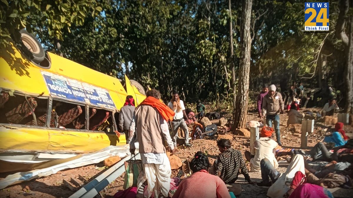 बारातियों को ले जा रही बस पलटने से 5 लोगों की मौत, छत्तीसगढ़-झारखंड के बॉर्डर पर हुआ हादसा