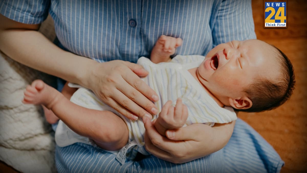 न्यू बॉर्न बेबी को सुलाते वक्त कभी न करें ये गलती, नींद में जा सकती है उसकी जान!