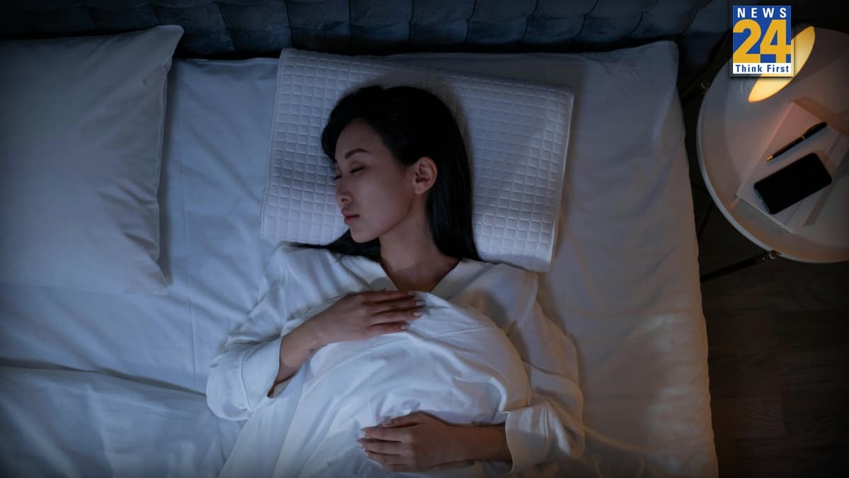 रात भर करवटें बदलते रहते हैं? अपनाएं ये आसान आदतें और पाएं गहरी सुकून भरी नींद