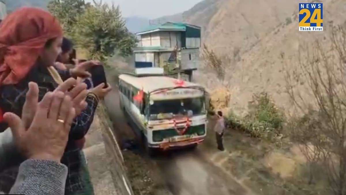 आजादी के 78 साल बाद भारत में यहां पहुंची सड़क, गांव वालों ने दुल्हन की तरह किया बस का स्वागत; देखें Video
