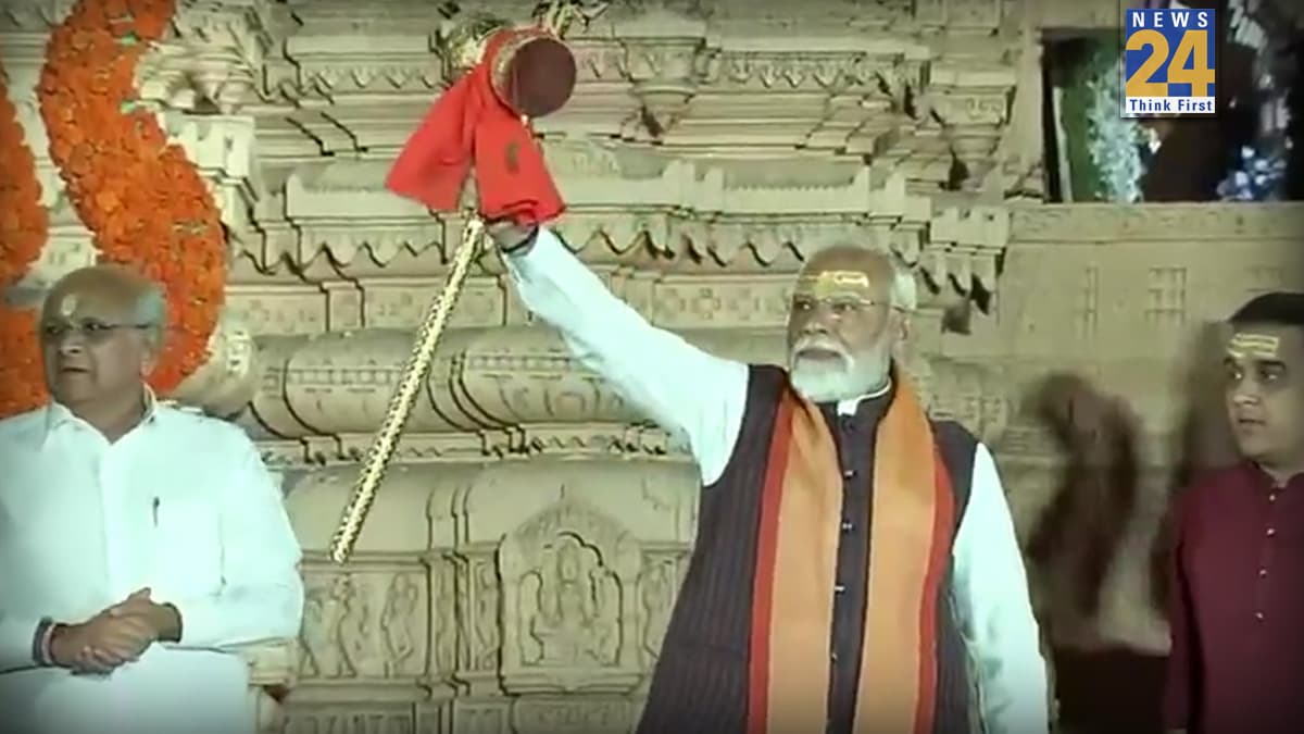 सोमनाथ मंदिर पहुंचे PM मोदी, महादेव का आशीर्वाद लेकर किया 'ओम' का जाप; ड्रोन शो ने शिवमय किया वातावरण