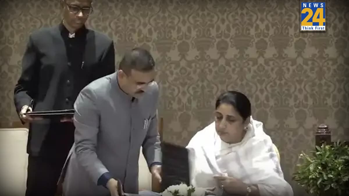 वित्त मंत्रालय सीएम देवेंद्र फडणवीस के पास, डिप्टी CM सुनेत्रा पवार को मिली इन 3 विभागों की जिम्मेदारी