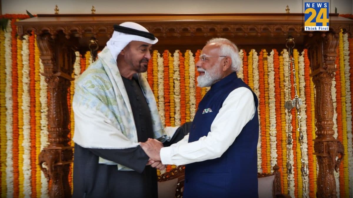 पीएम मोदी ने यूएई राष्ट्रपति शेख मोहम्मद बिन जाईद का किया दमदार स्वागत, भेंट किया गुजरात का शाही नक्काशीदार लकड़ी का झूला