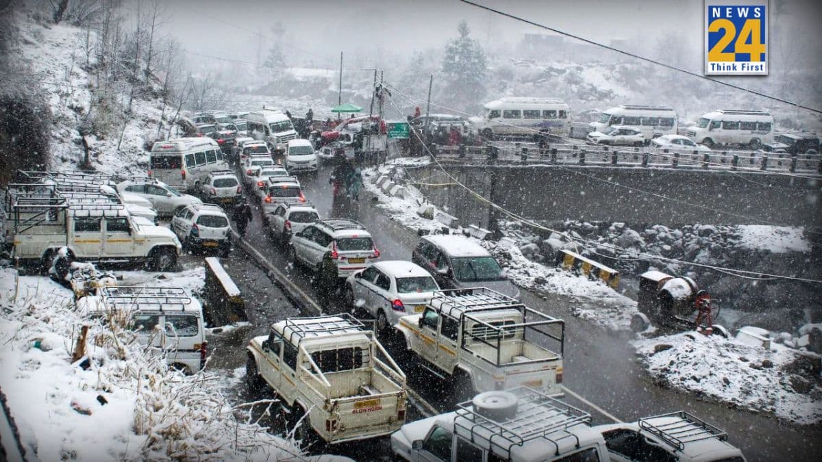 लंबा जाम, होटल फुल, सड़क पर फंसे लोग… सैलानियों के लिए मनाली बना मुसीबत