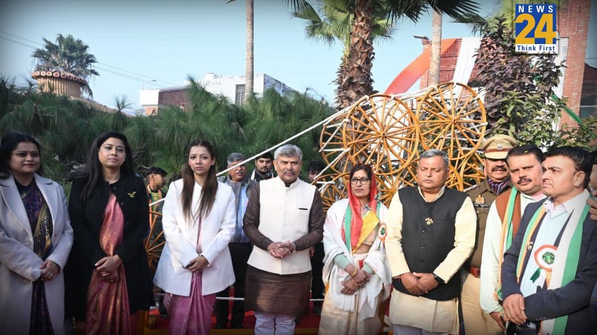 वेस्ट टू वेल्थ को साकार करती 600 किलो की विराट संविधान की किताब की प्रतिकृति दे रही न्याय, समता, स्वतंत्रता और बंधुत्व का संदेश