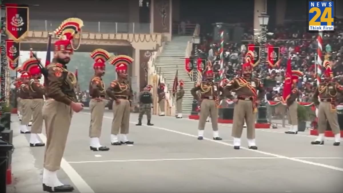 'भारत माता की जय' से गूंजा अटारी-वाघा बॉर्डर, सेना के जवानों ने दुश्मन देश को दिखाया शौर्य; देखें Video