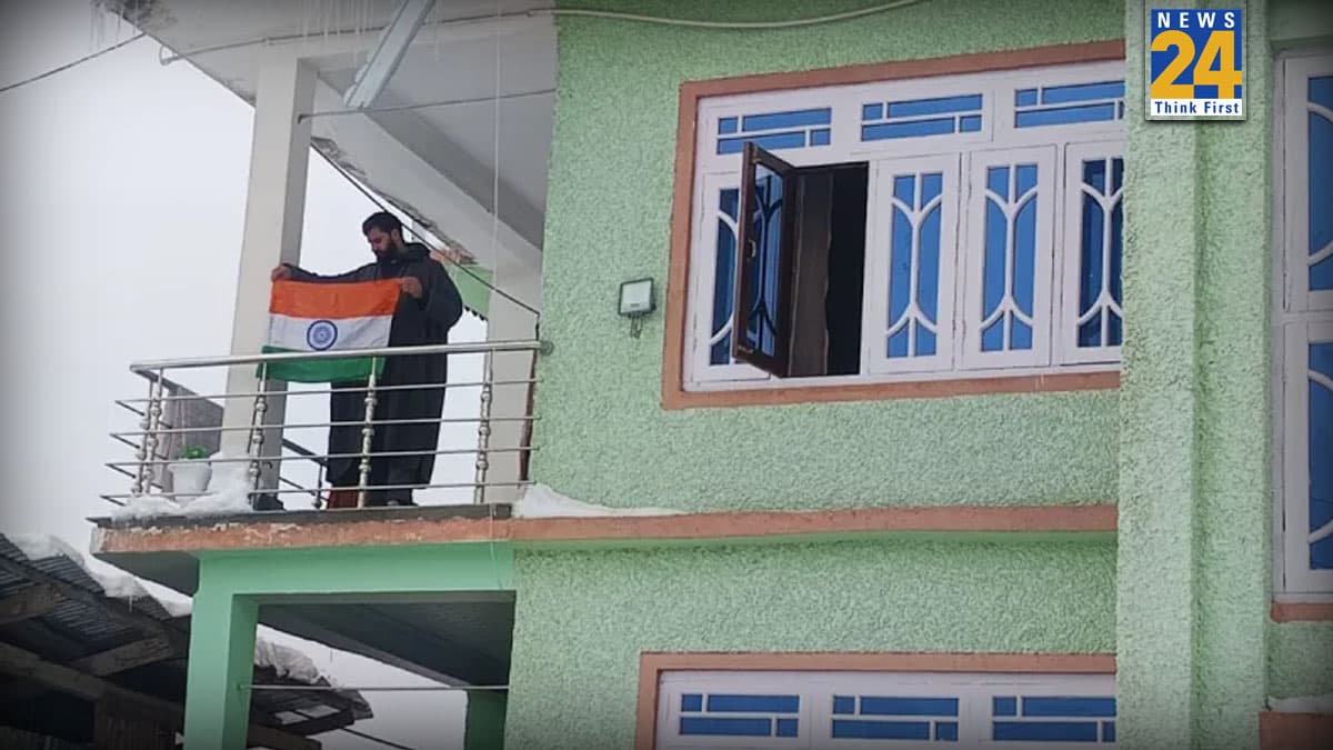कश्मीर में देश भक्ति का जज्बा, मुजाहिदीन के टॉप आतंकी के पिता ने शोपियां में घर पर फहराया तिरंगा