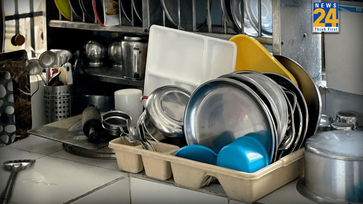 Kitchen Vastu Tips: किचन में इस बर्तन का खाली होना है दुर्भाग्य का सूचक, करें ये आसान उपाय, बनी रहेगी बरकत