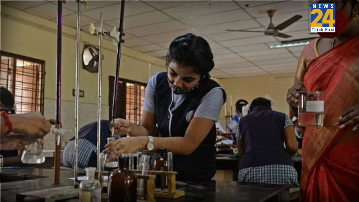 UP Board Practical Exam 2026: एक बार फ‍िर बदली प्रैक्‍ट‍िकल एग्‍जाम की डेट, नोट कर लें नई तारीख