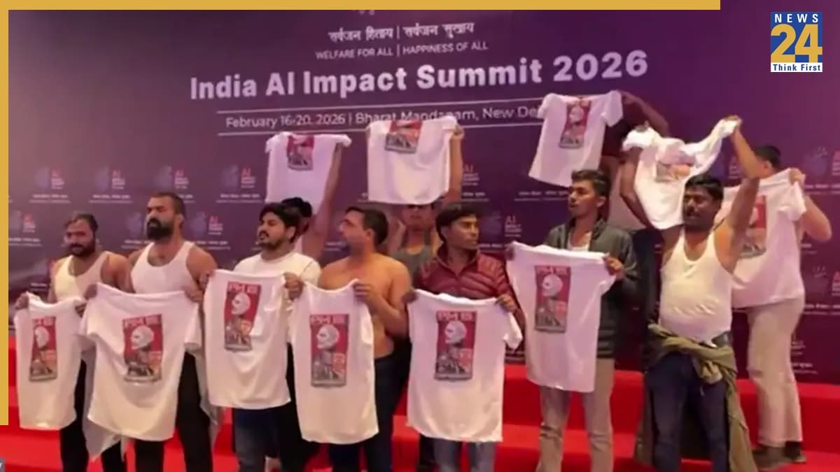 AI Summit में पहुंचे कांग्रेसी, टी-शर्ट उतारकर किया हंगामा, BJP ने बताया 'शर्मनाक'