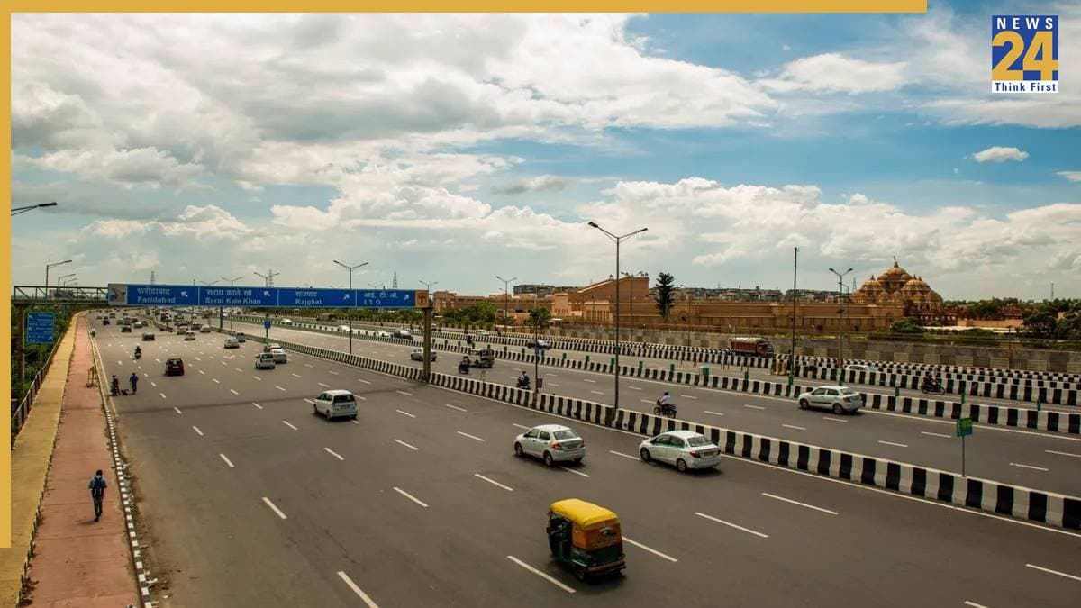 Delhi Noida Flyway: नोएडा से दिल्ली आने-जाने वाले ध्यान दें, 24 दिन बंद रहेगी सड़क, पढ़ें ट्रैफिक एडवाइजरी
