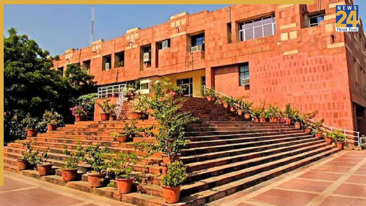 JNU में देर रात फिर भड़की हिंसा, VC के इस्तीफे के लिए निकाले जुलूस में भिड़े ABVP और लेफ्ट के कार्यकर्ता